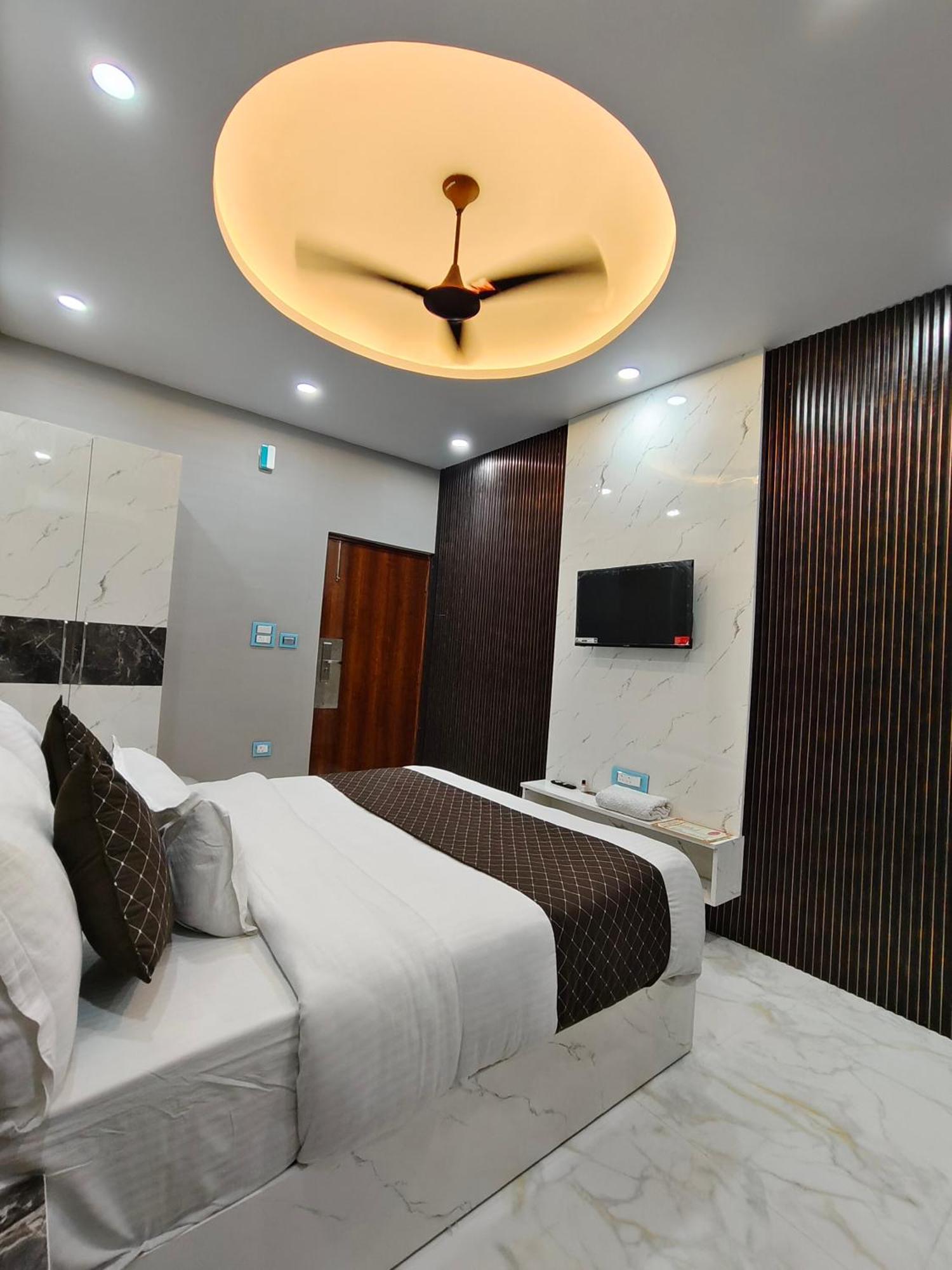 Hotel New Imperial Ghaziabad Bagian luar foto