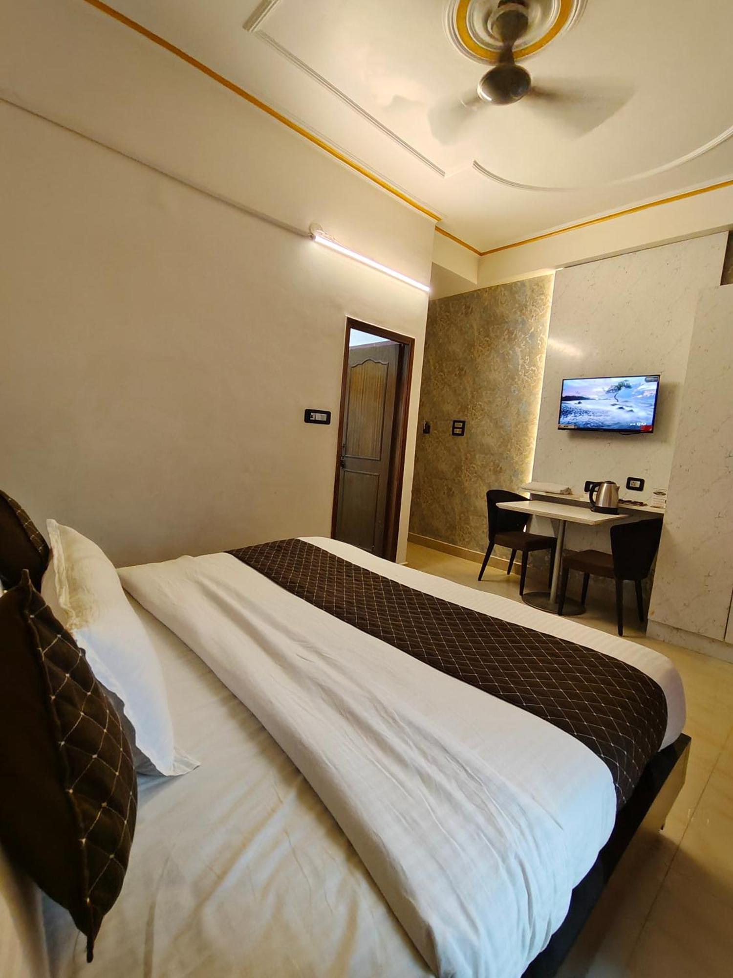 Hotel New Imperial Ghaziabad Bagian luar foto