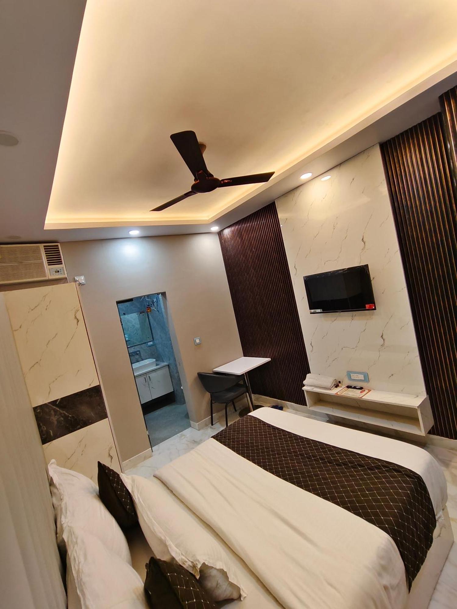 Hotel New Imperial Ghaziabad Bagian luar foto
