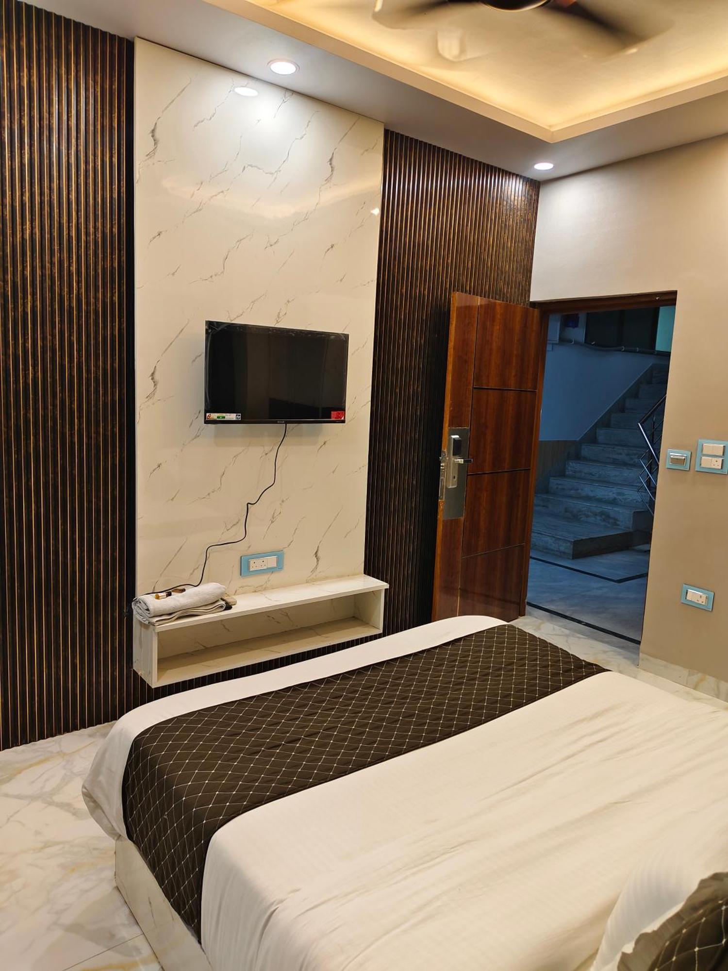 Hotel New Imperial Ghaziabad Bagian luar foto